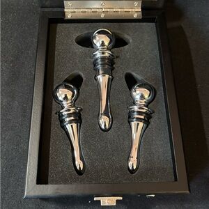 Brookstone 3 piece Wine Bottle Stoppers in Black Wooden Case Sleek & Modern